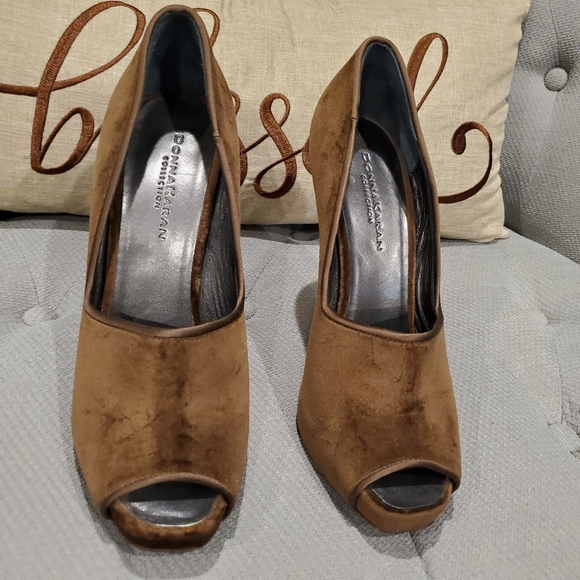 EUC Beautiful! Donna Karan Velvet Stilettos sz 7.5 - Picture 7 of 13